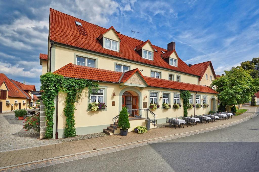 Brauereigasthof Zum Loewenbraeu Adelsdorf 外观 照片